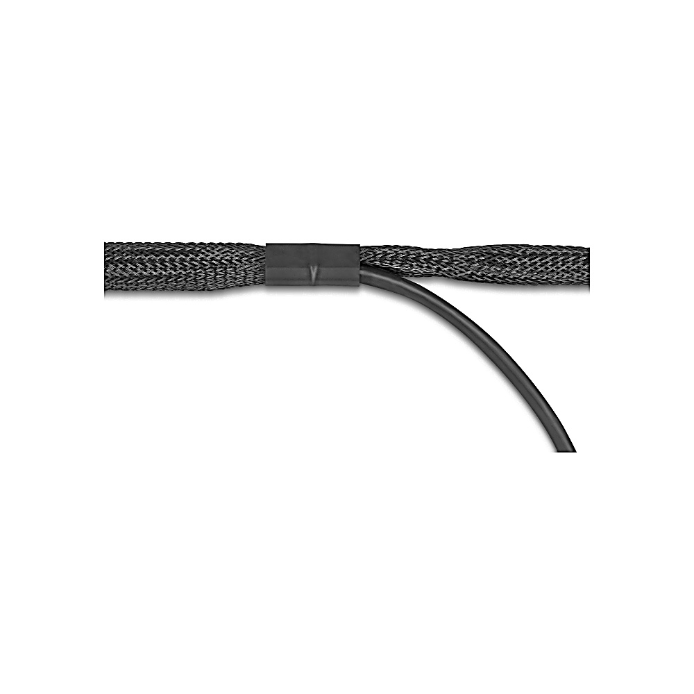 Cavo nero con guaina a rete tenuto insieme da un pezzo di plastica nera. Il cavo si curva verso il basso su sfondo bianco.