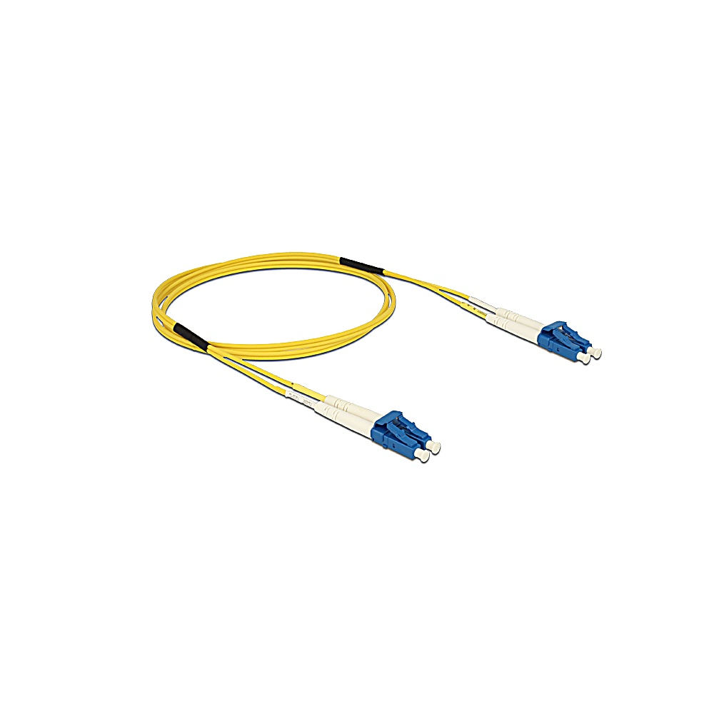 Un cavo in fibra ottica giallo con connettori blu. Il cavo è ad anello e giace su una superficie bianca.
