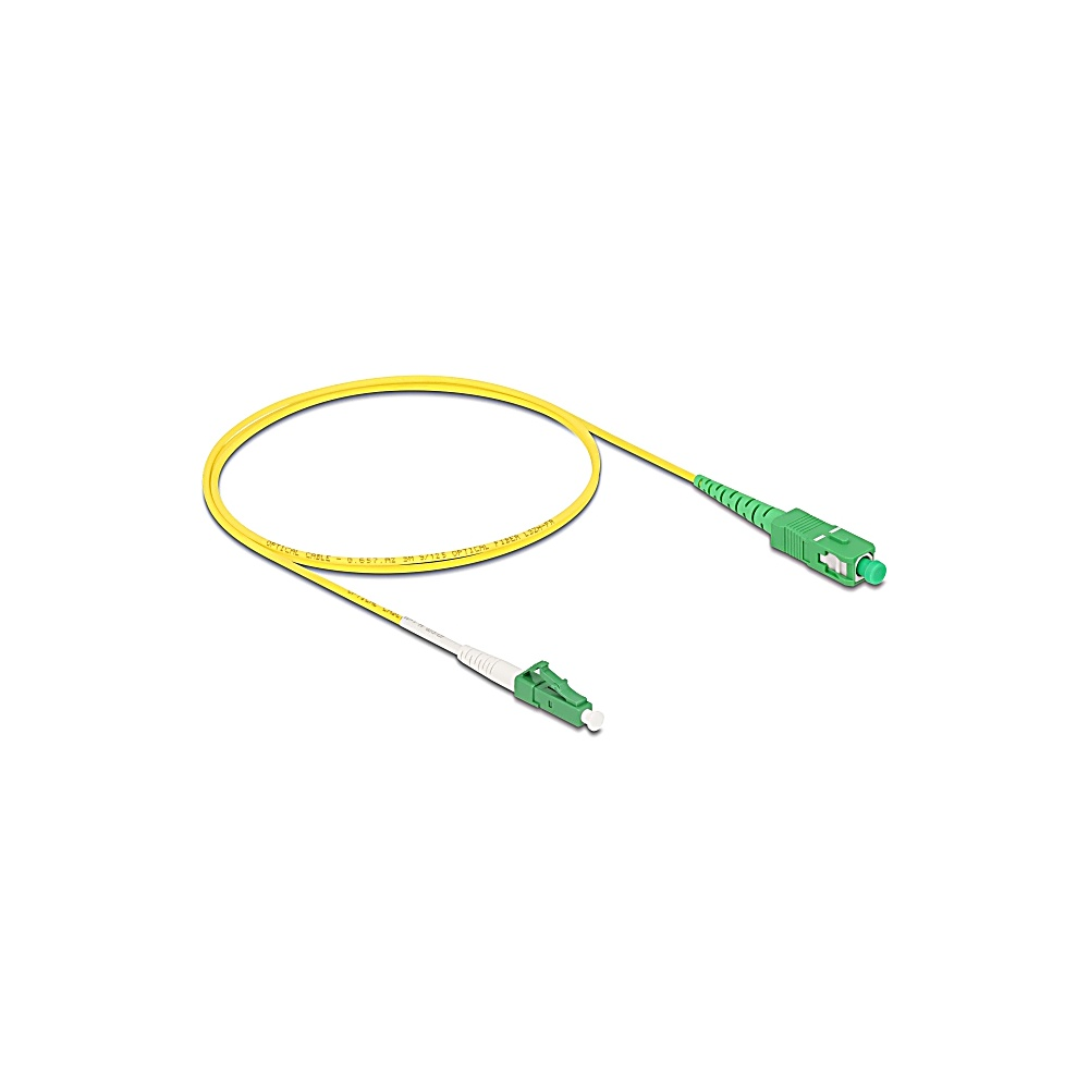 Un cavo in fibra ottica giallo con connettori verdi ad ogni estremità. Il cavo è arricciato e giace su una superficie bianca.