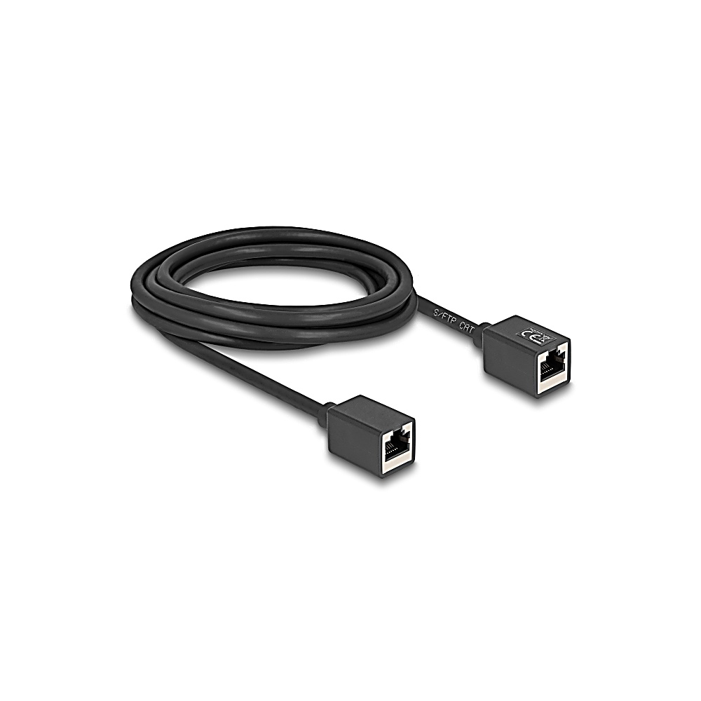 Un cavo Ethernet nero con due connettori rettangolari e una sezione di cavo arrotolata, su una superficie bianca.