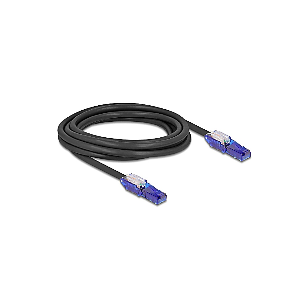 Un cavo di rete nero con connettori blu su sfondo bianco. Il cavo è arrotolato ad anello.