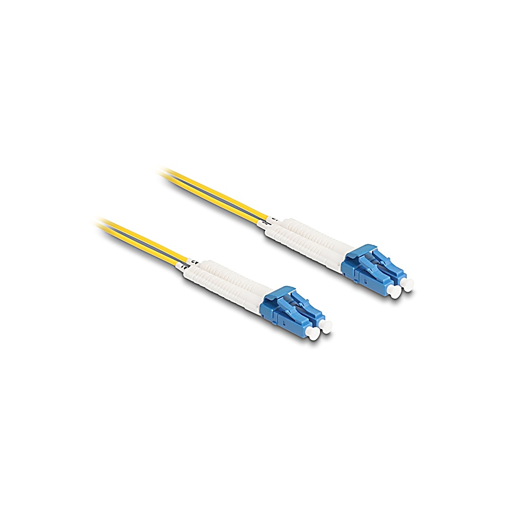 Due cavi in fibra ottica. Hanno cavi gialli e bianchi con connettori blu. Lo sfondo è bianco.