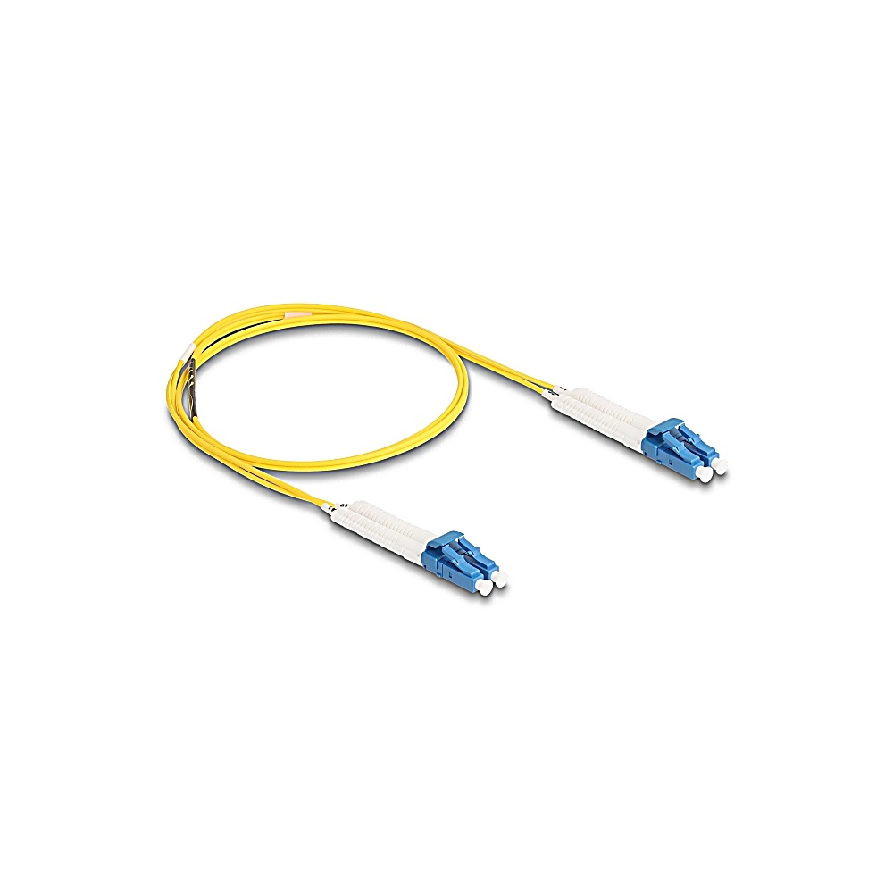 Un cavo in fibra ottica giallo con connettori bianchi e blu alle due estremità, su una superficie bianca.