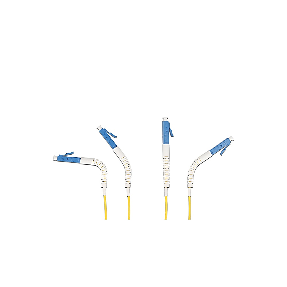Quattro cavi in fibra ottica con connettori blu e bianchi e cavi gialli, su sfondo bianco.