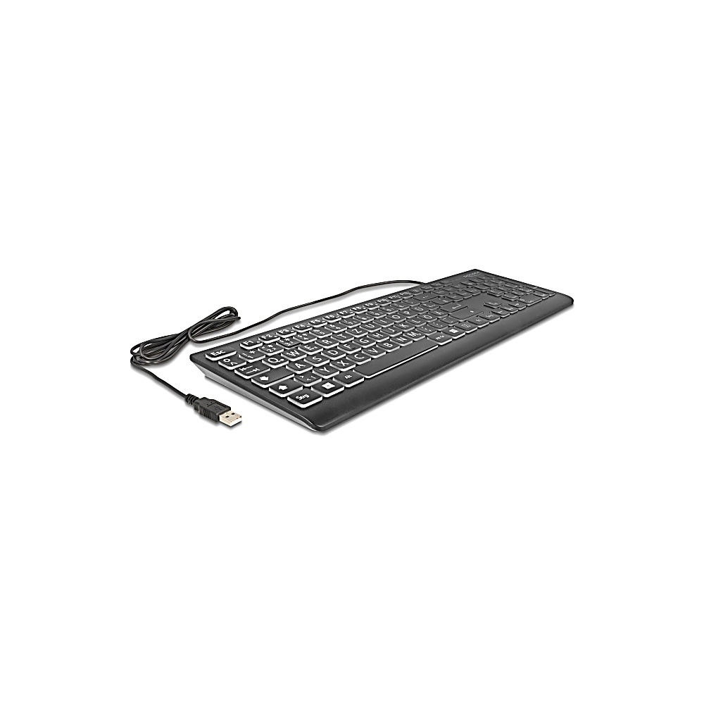 Una tastiera nera con lettere e simboli bianchi su sfondo bianco. Un cavo USB è collegato alla tastiera.