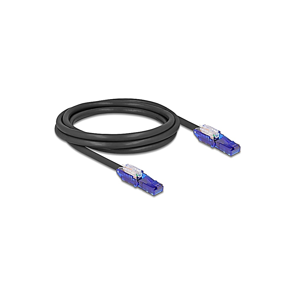 Un cavo Ethernet nero con connettori blu. Il cavo è arrotolato al centro. Due connettori a ciascuna estremità del cavo.