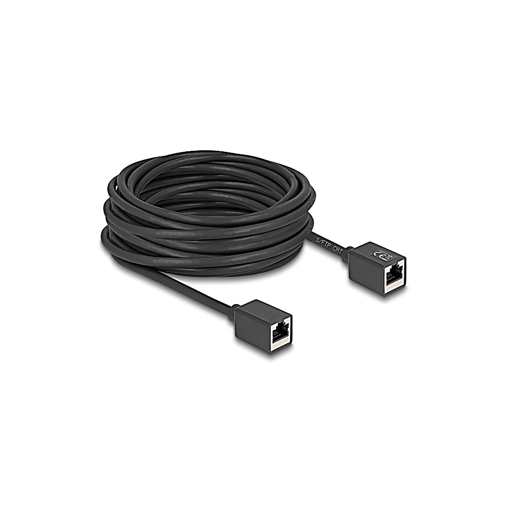 Un cavo Ethernet nero arrotolato al centro, con due connettori neri a ciascuna estremità. Lo sfondo è bianco.