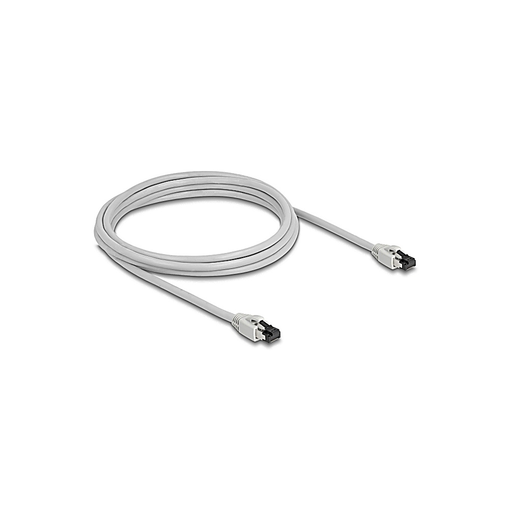 Un cavo Ethernet grigio arrotolato su una superficie bianca. Sono visibili due connettori con inserti neri.