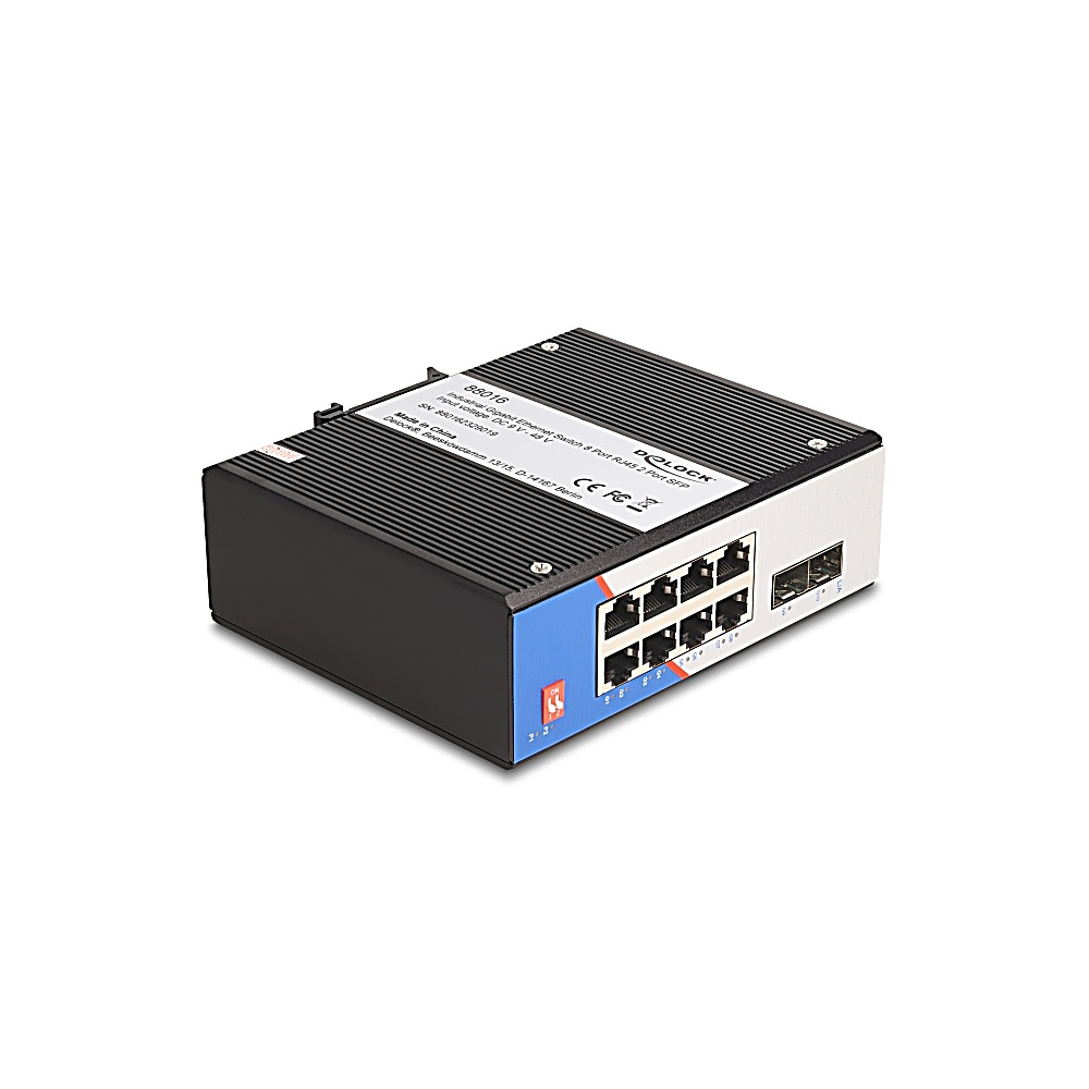 Uno switch di rete nero e argento con più porte è visualizzato su sfondo bianco. Ha una striscia blu sul davanti.