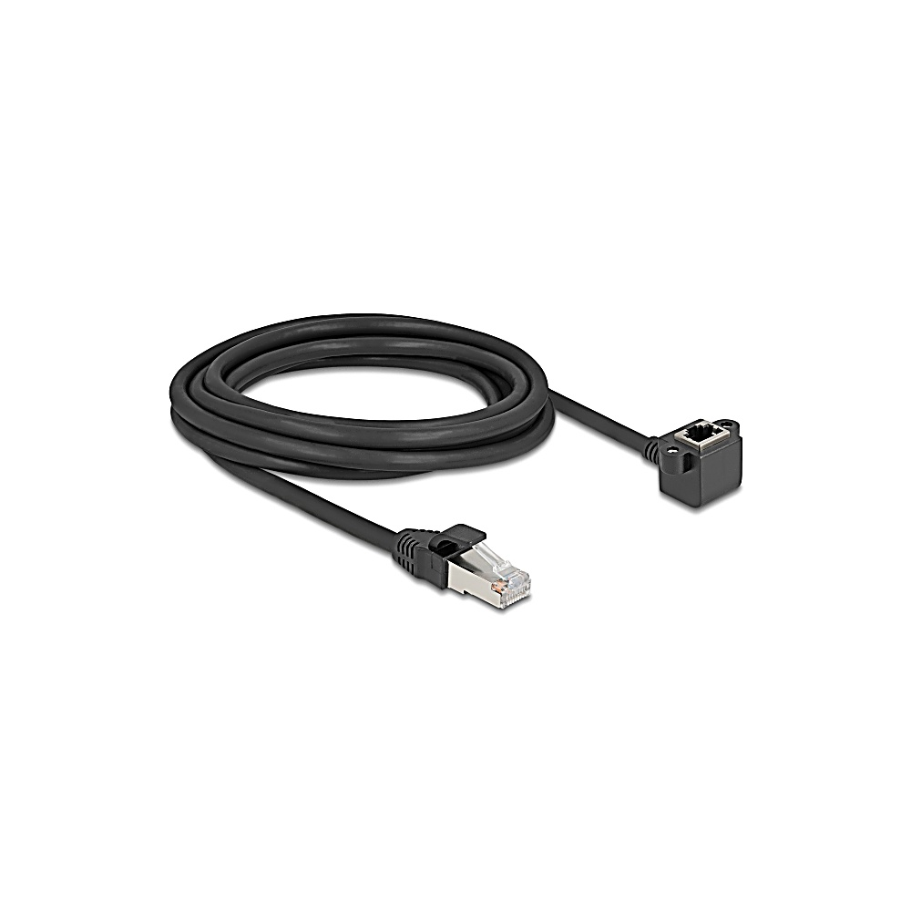 Un cavo Ethernet nero è arrotolato. Un'estremità ha un connettore standard, l'altra un connettore ad angolo retto. Sfondo bianco.
