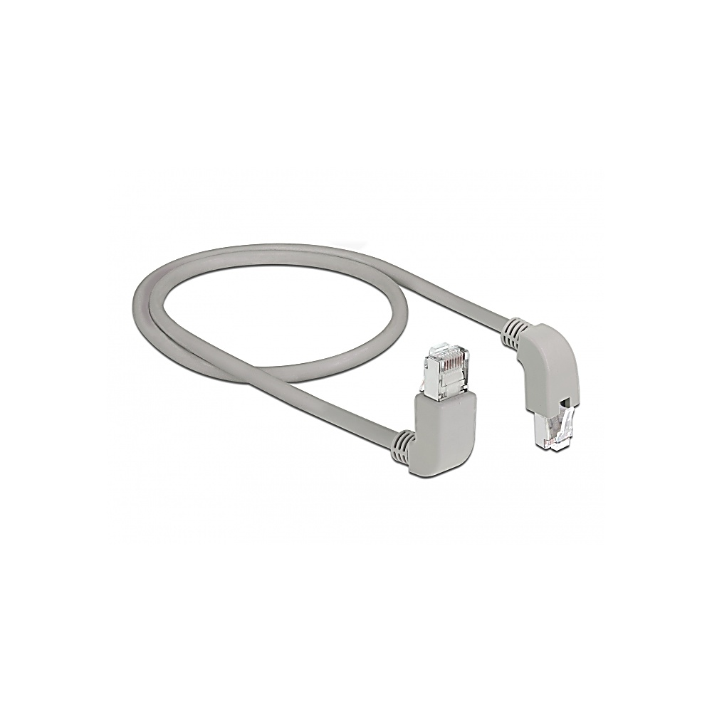 Un cavo Ethernet grigio con connettori angolati giace su una superficie bianca. Il cavo è curvo e ha connettori in plastica trasparente.