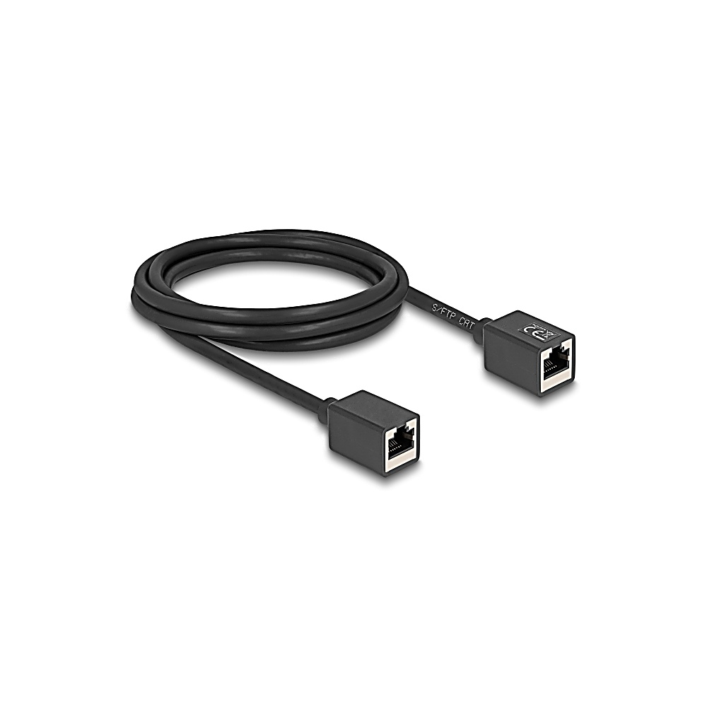 Un cavo Ethernet nero con due connettori quadrati. Il cavo è arrotolato, con un connettore ad ogni estremità. Sfondo bianco.