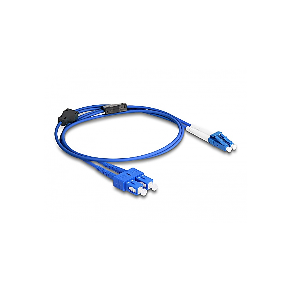 Cavo in fibra ottica blu con connettori su entrambe le estremità. I connettori sono blu e bianchi. Lo sfondo è bianco.