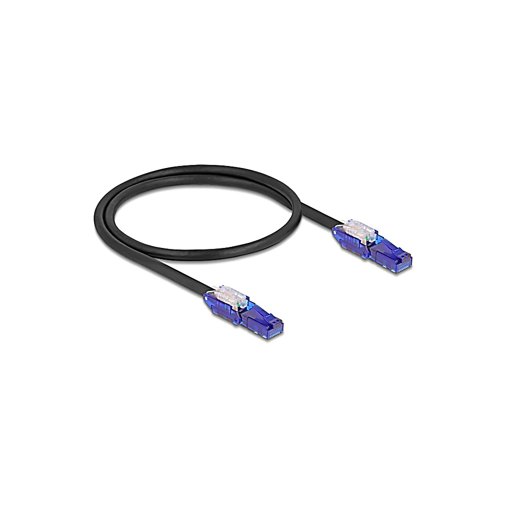 Un cavo Ethernet nero con due connettori blu. Il cavo è arrotolato su uno sfondo bianco.