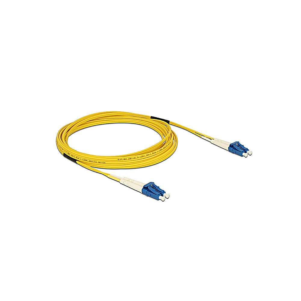 Un cavo in fibra ottica giallo con connettori blu e bianchi è avvolto su sfondo bianco. Il cavo è a fuoco.