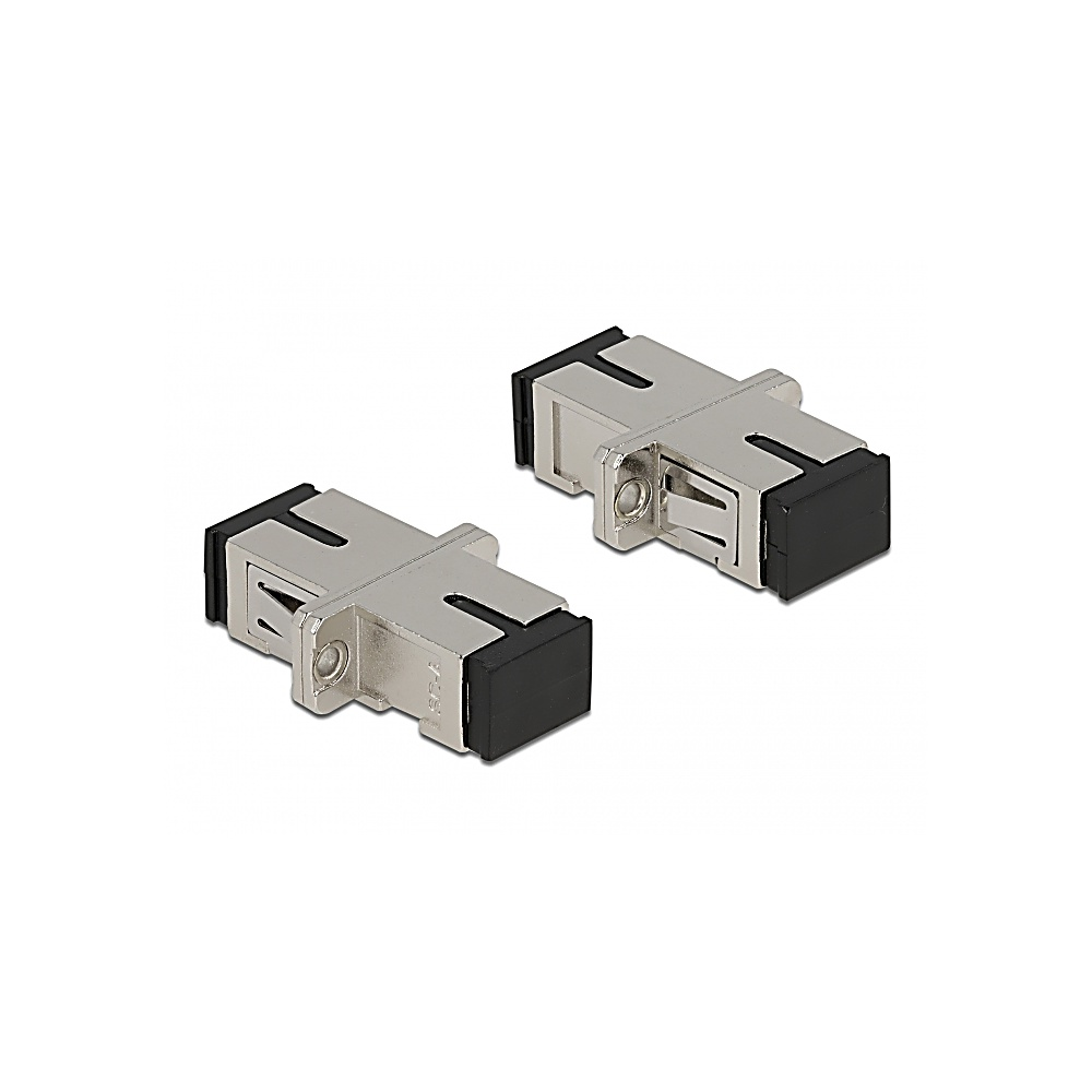 Dos adaptadores de fibra óptica metálicos plateados con extremos negros sobre fondo blanco. Están angulados hacia arriba a la derecha.