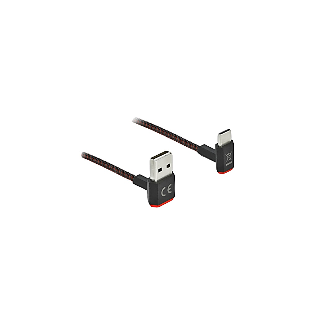 Due cavi USB angolati su sfondo bianco. Un'estremità è USB-A, l'altra USB-C. Entrambi hanno dettagli rossi e marchio CE.