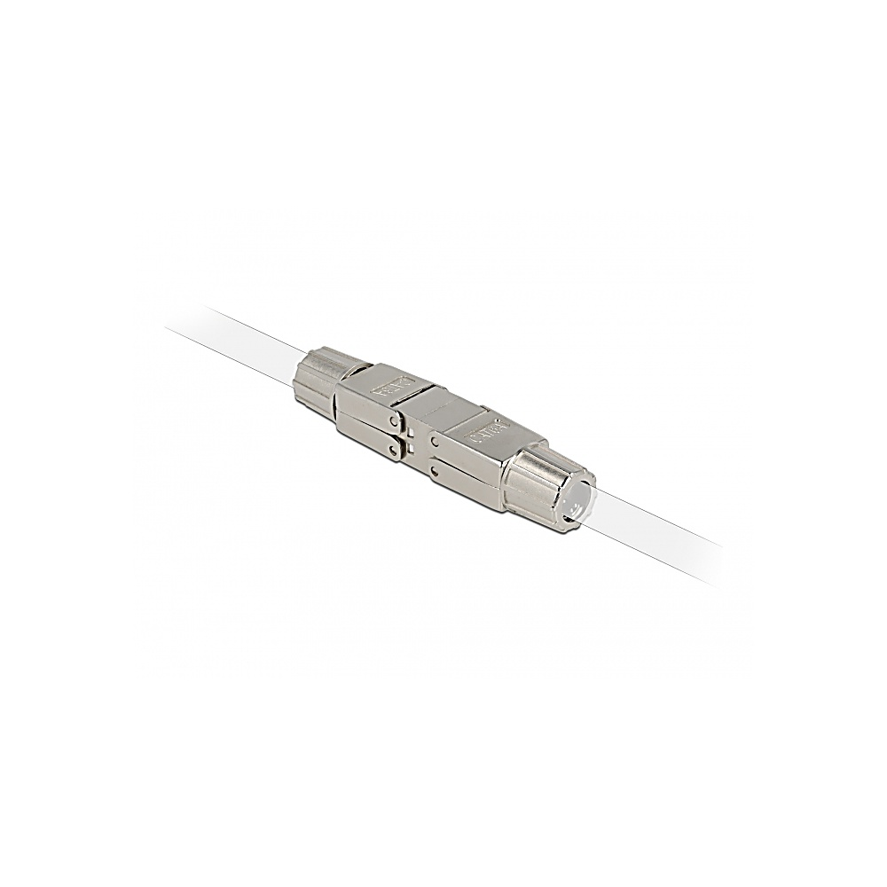 Un conector metálico de fibra óptica conecta dos cables de fibra óptica transparentes. El fondo es blanco.