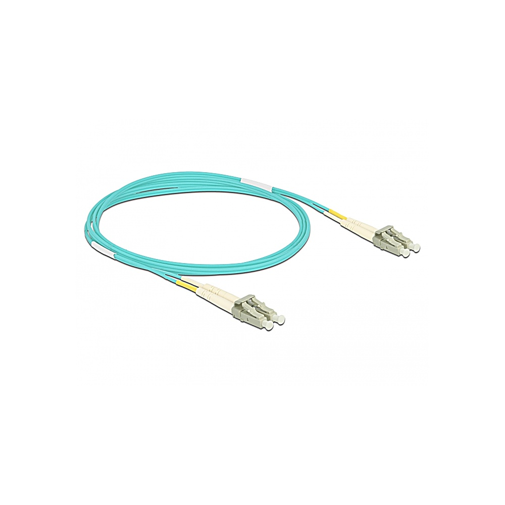 Un cavo in fibra ottica azzurro con due connettori su sfondo bianco. Il cavo è ad anello. I connettori sono beige.