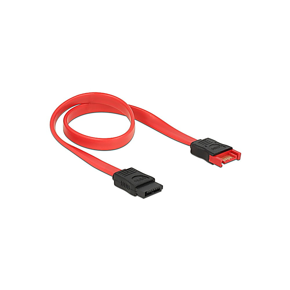 Un cavo SATA rosso con connettori neri è appoggiato su uno sfondo bianco. È leggermente curvo.