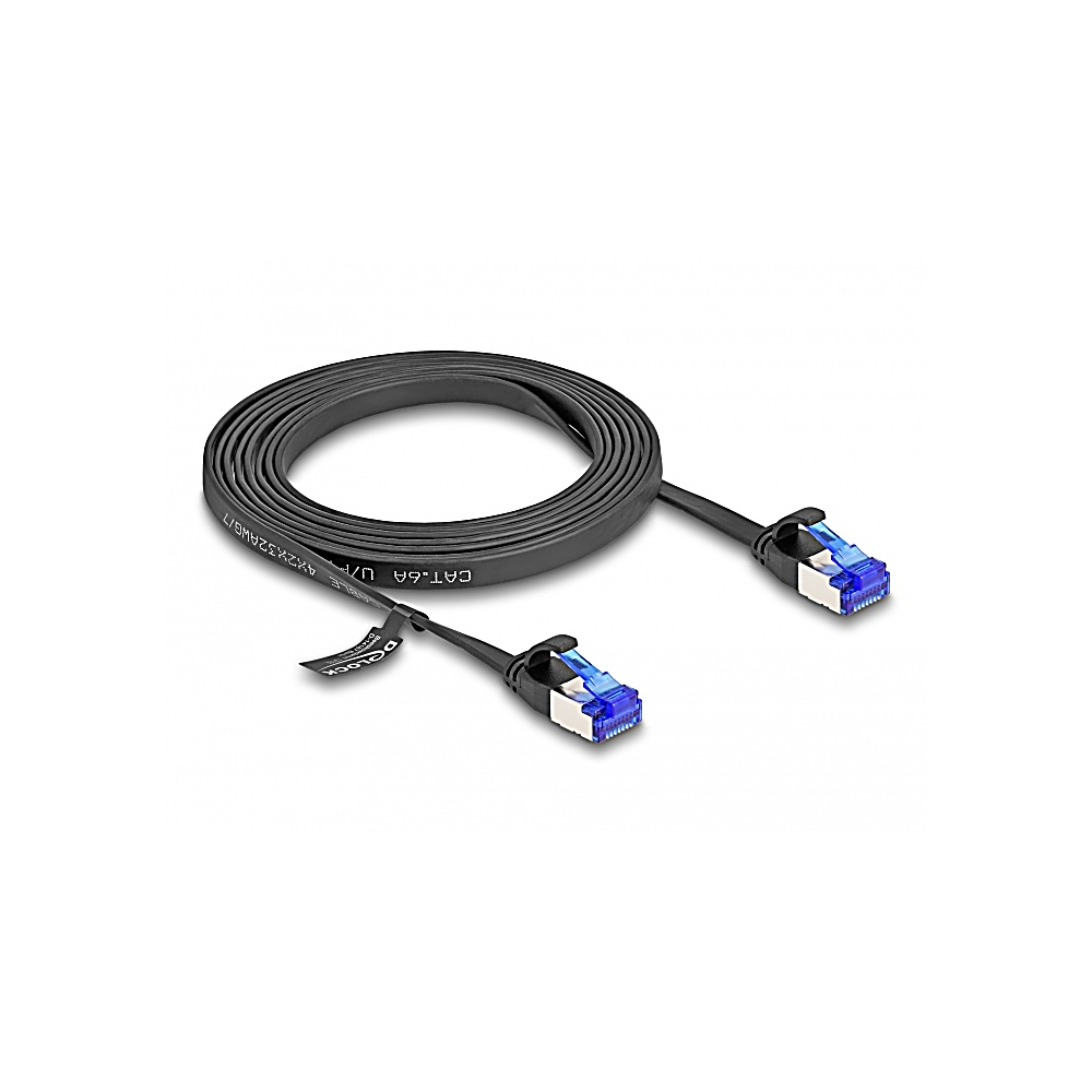 Czarny płaski kabel Ethernet z niebieskimi złączami. Kabel jest zwinięty i ma nadrukowany tekst.