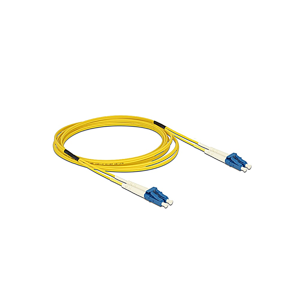 Un cavo in fibra ottica giallo con due connettori. Il cavo è arrotolato e posato su una superficie bianca.