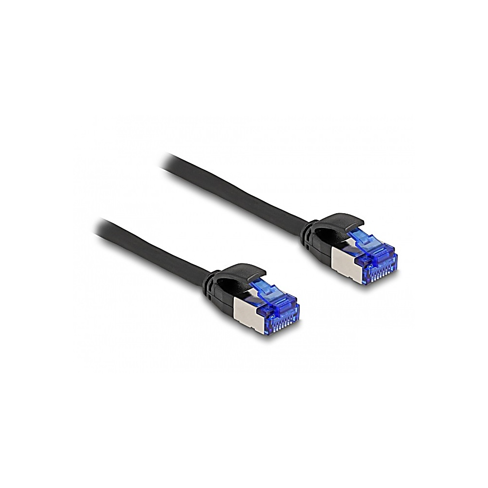 Dwa czarne kable Ethernet z niebieskimi i srebrnymi złączami leżą na białej powierzchni. Kable są skierowane w prawo w górę.