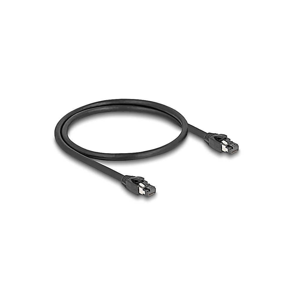 Czarny kabel Ethernet z dwoma złączami leży na białej powierzchni. Kabel jest pętlą i ma cień.