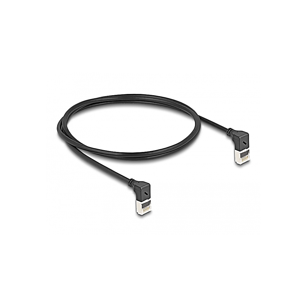 Czarny kabel sieciowy z kątowymi złączami leży na białej powierzchni. Złącza są srebrne i czarne.