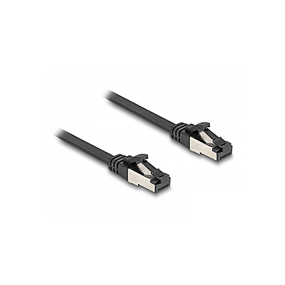 Due cavi Ethernet neri con connettori argentati giacciono su sfondo bianco. I cavi sono angolati e leggermente separati.