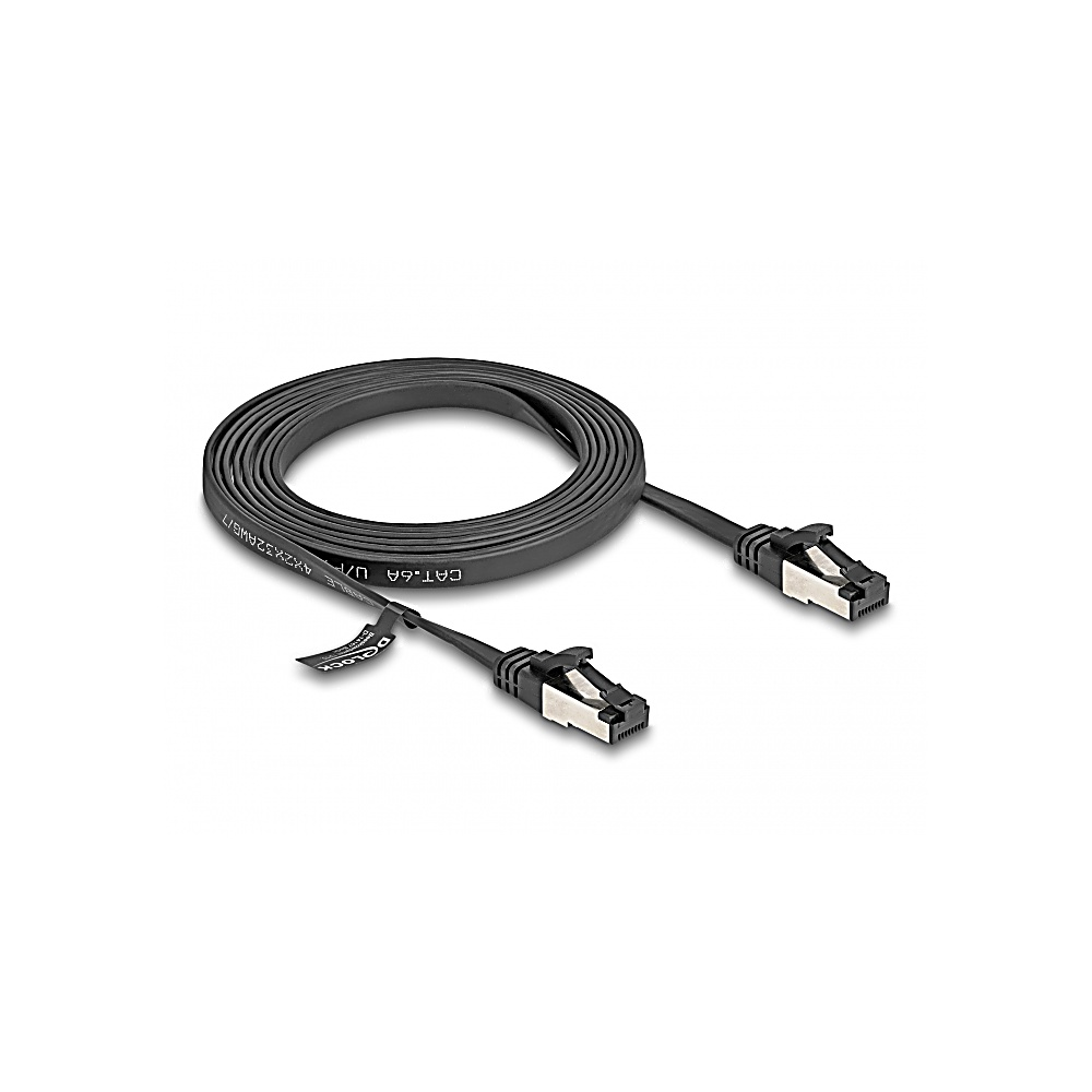 Un cavo Ethernet piatto nero arrotolato su una superficie bianca. Due connettori RJ45 a ciascuna estremità. Il testo CAT.6A U/FTP è visibile.