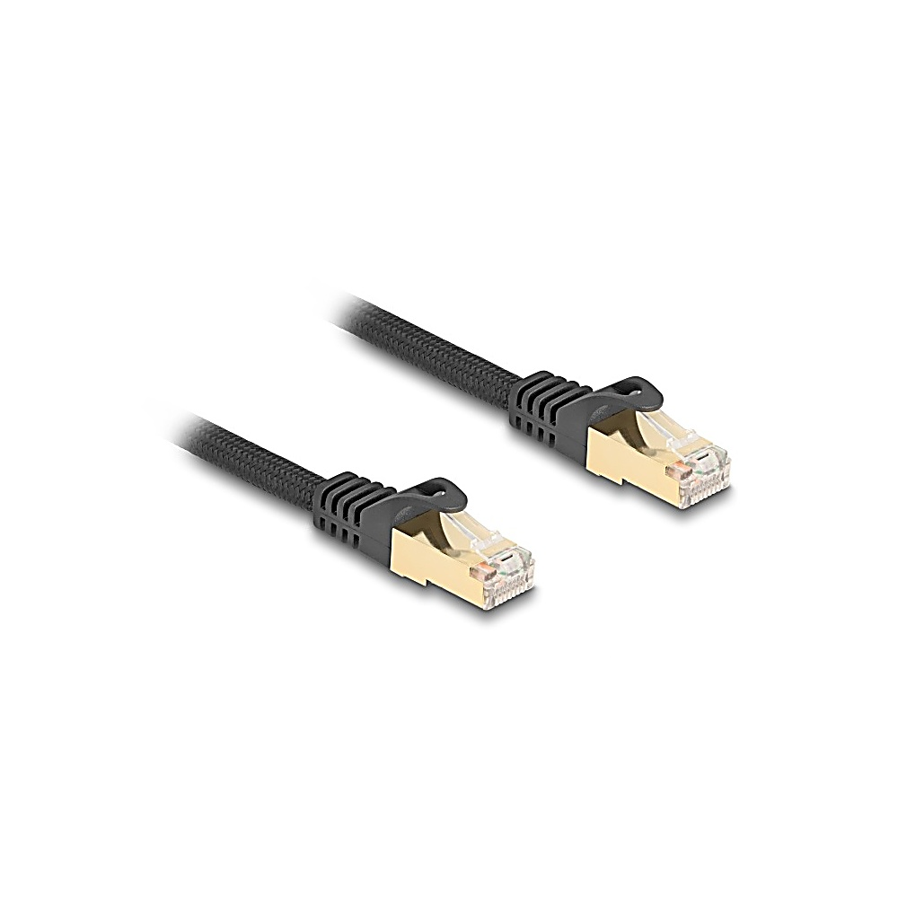 Due cavi Ethernet neri e dorati su sfondo bianco. Connettori dorati. Cavi con treccia testurizzata.