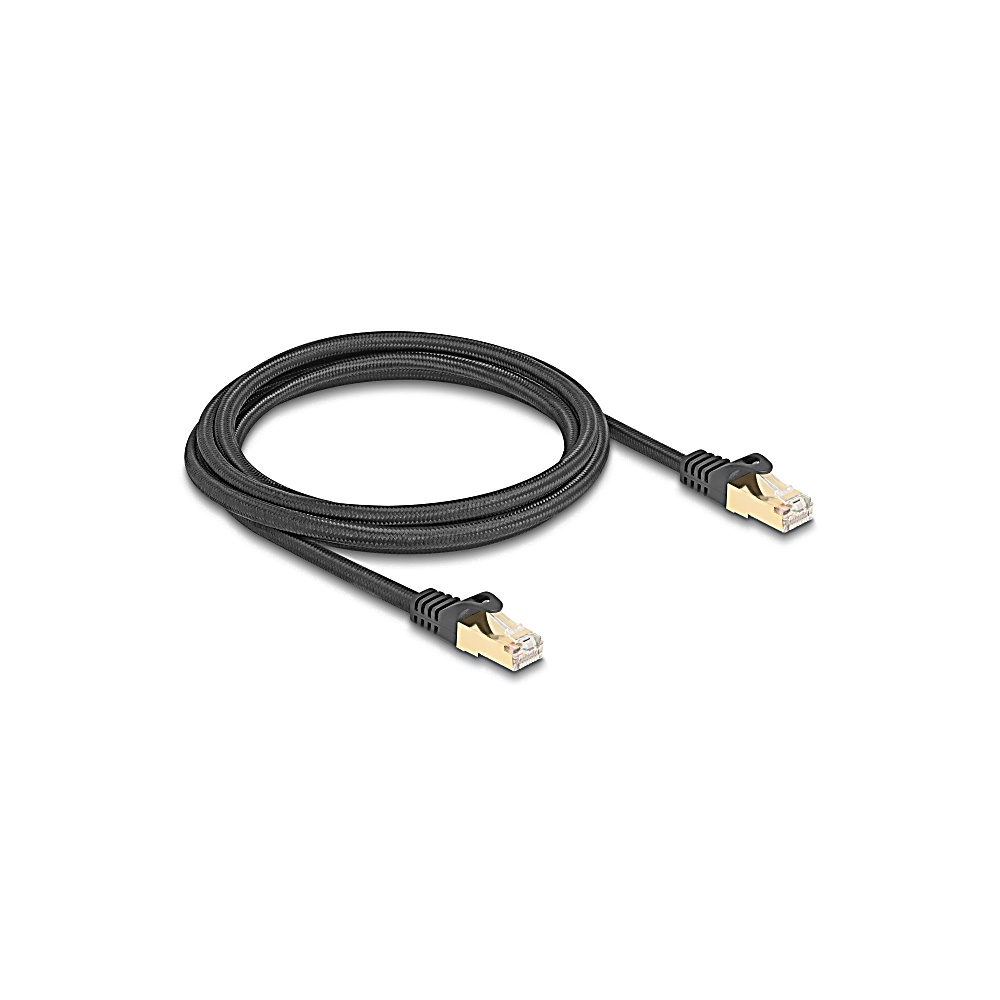 Un cavo Ethernet nero con connettori dorati giace su sfondo bianco. Il cavo è avvolto in un anello.