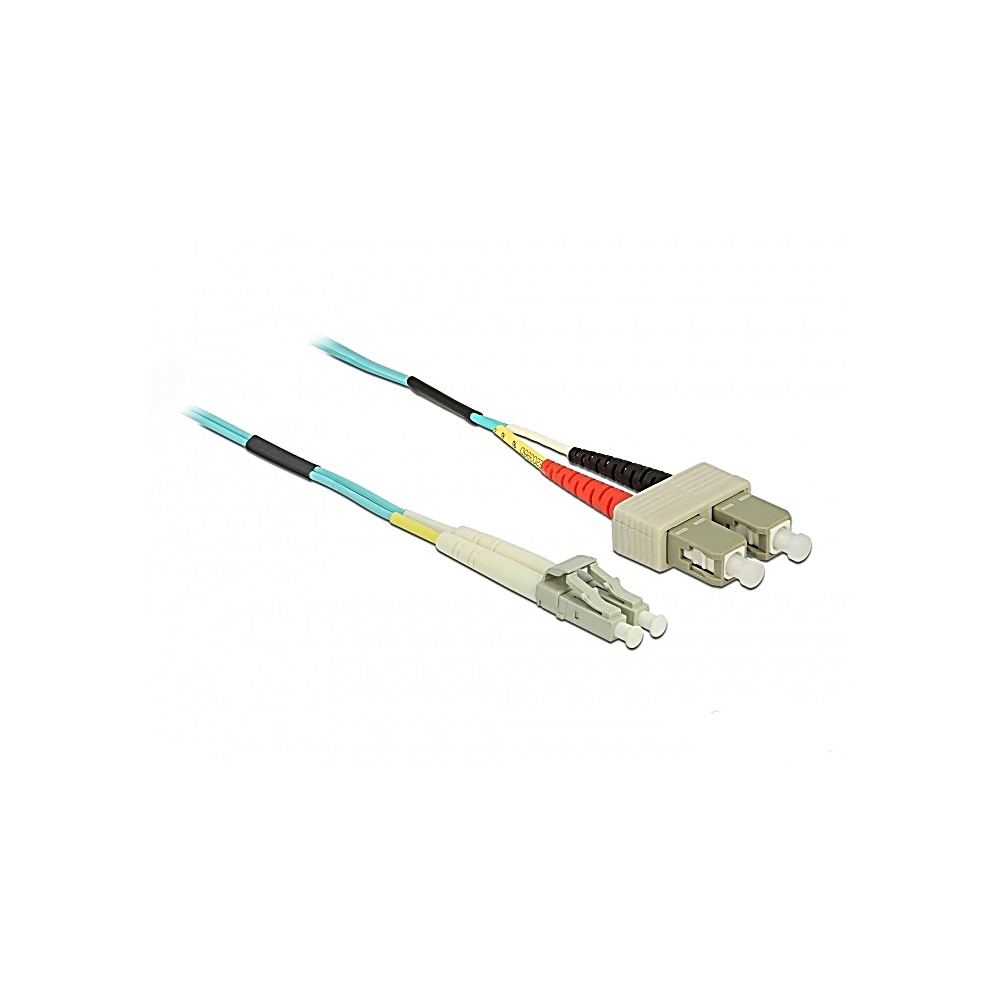 Due cavi in fibra ottica blu con connettori beige, rossi e neri su sfondo bianco.