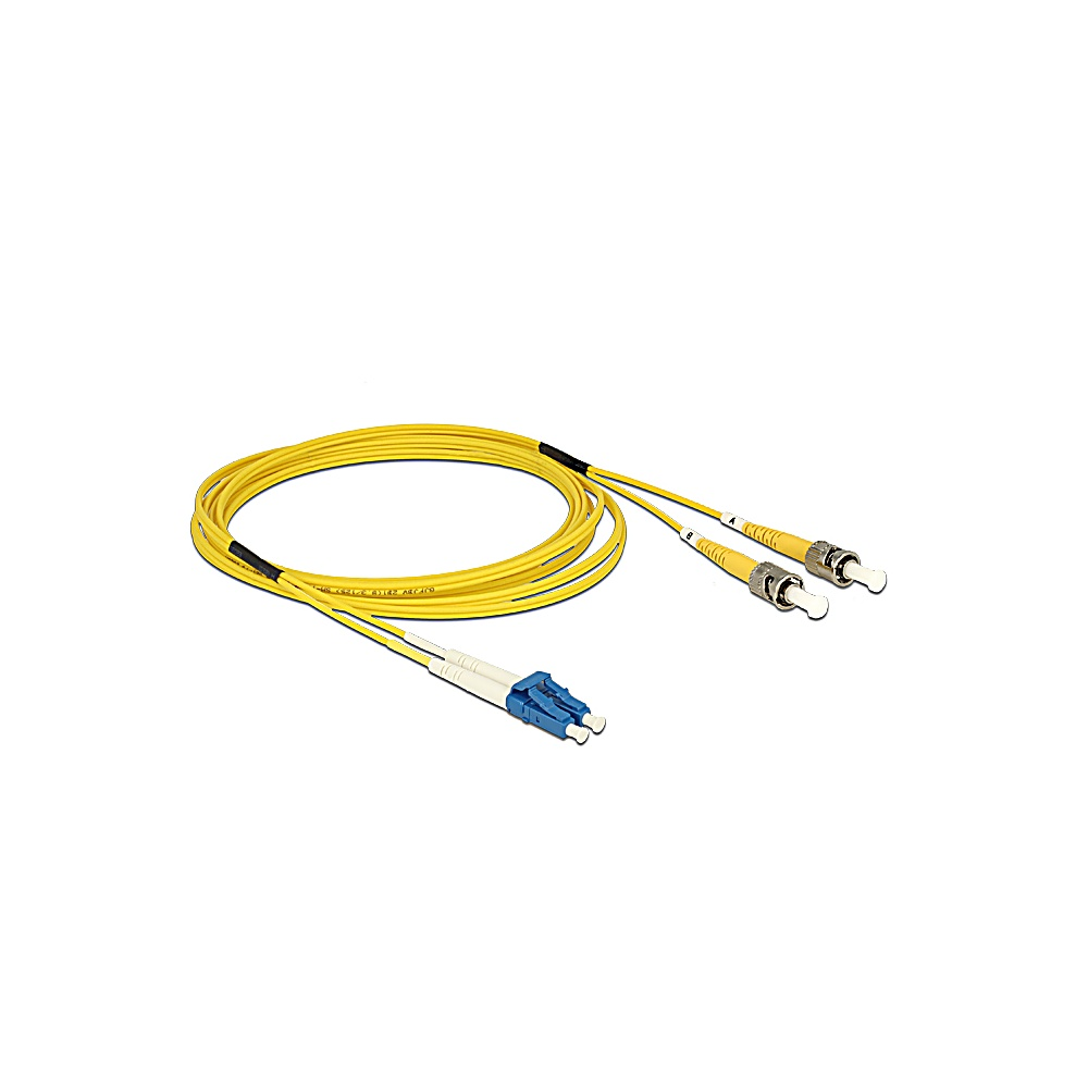 Cavo in fibra ottica giallo con connettori. Un'estremità ha un connettore blu, l'altra due connettori argentati.