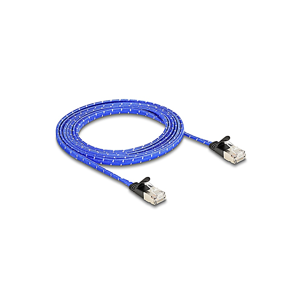 Un cavo Ethernet blu e bianco a motivi è arrotolato su una superficie bianca. Due connettori sono visibili a ciascuna estremità del cavo.