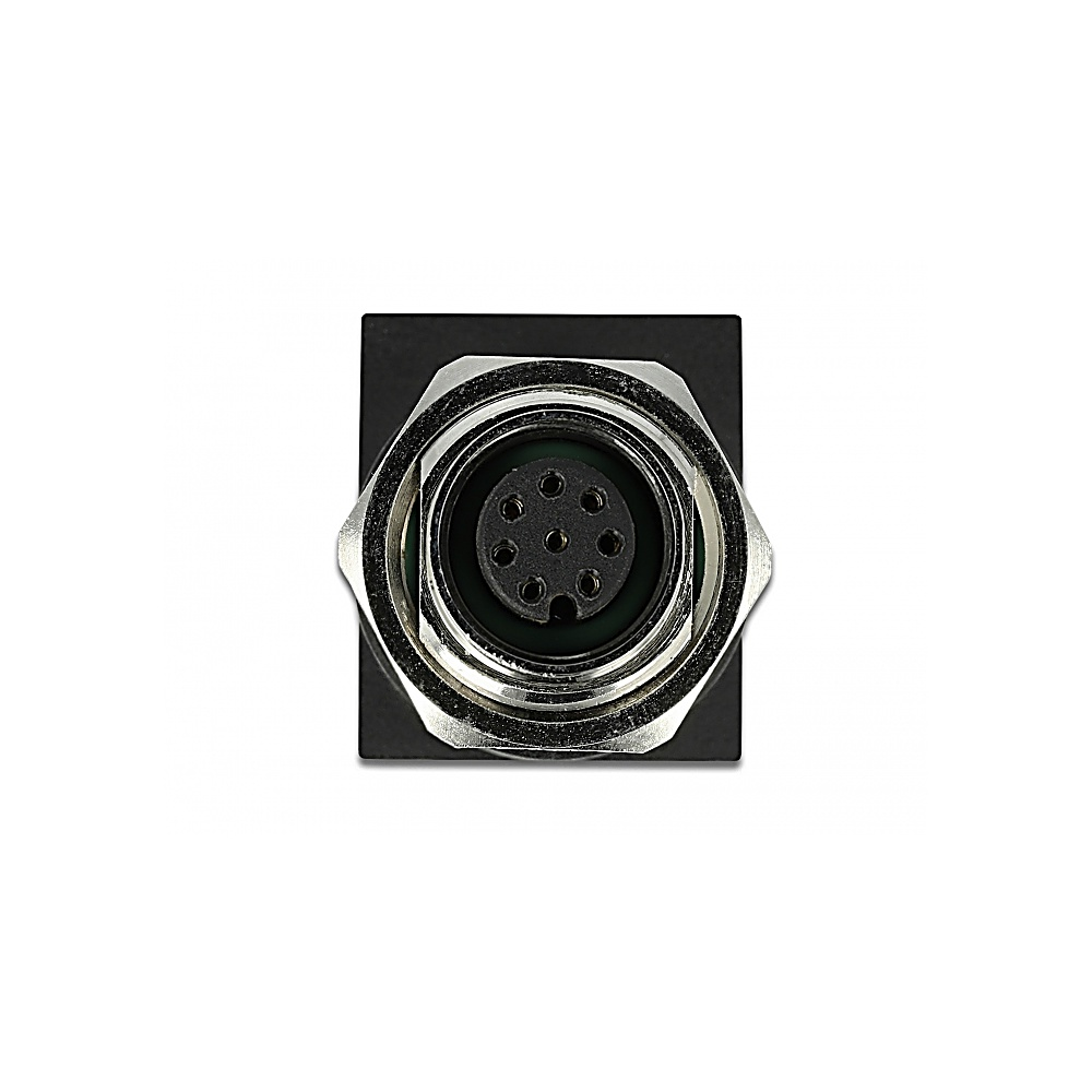 Primo piano di un connettore circolare con sette pin all'interno, circondato da un anello di metallo argentato, su una base quadrata nera contro bianco.