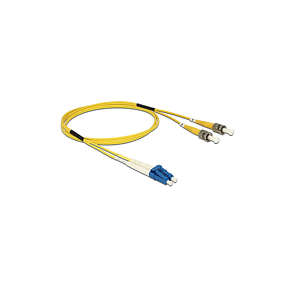 Cavo in fibra ottica giallo con connettori bianchi e blu su sfondo bianco. Due connettori a un'estremità.