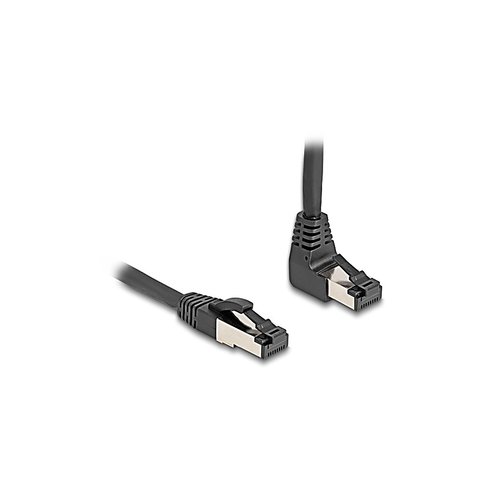 Dwa czarne kable sieciowe ze srebrnymi złączami są ustawione pod kątem na białym tle. Jedno złącze jest na pierwszym planie.