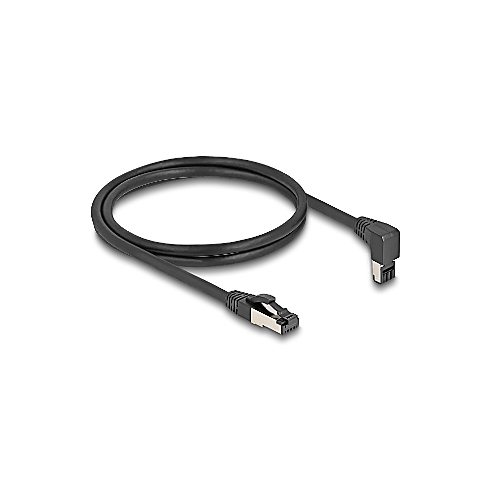 Czarny kabel Ethernet z dwoma złączami. Kabel jest zwinięty. Leży na białym tle.