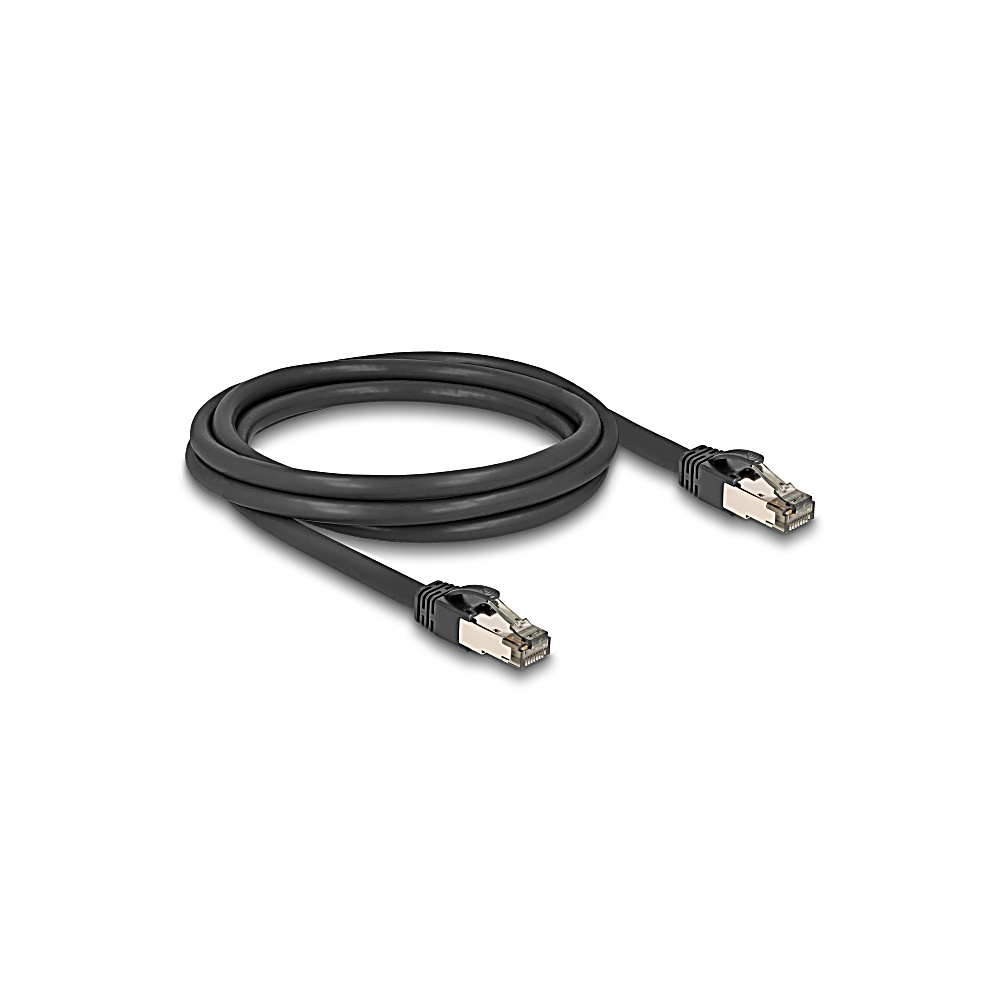 Un cavo Ethernet nero è arrotolato. Il cavo ha due connettori argentati su ciascuna estremità. Lo sfondo è bianco.