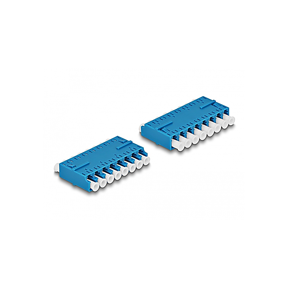 Due connettori in plastica blu con cilindri bianchi. Sono su sfondo bianco. I connettori sono per cavi in fibra ottica.