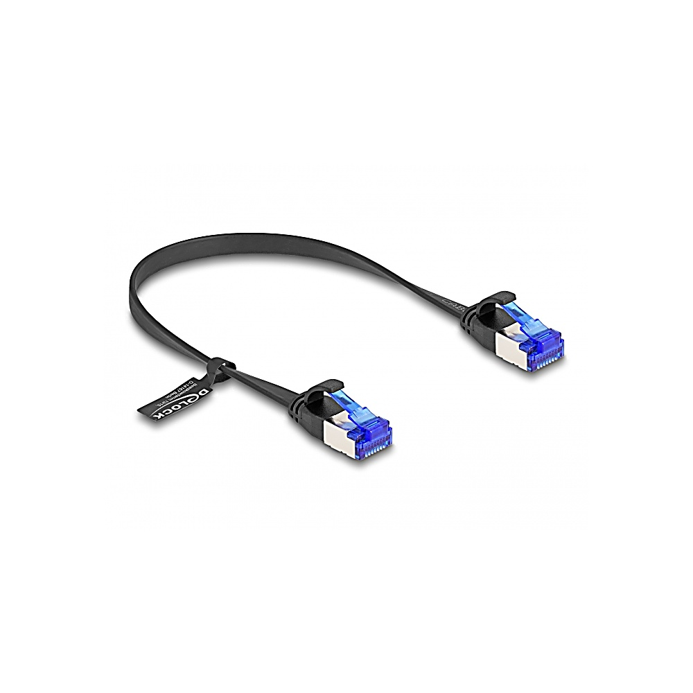 Cavo di rete nero con connettori blu su sfondo bianco. Ha un'etichetta con un logo.