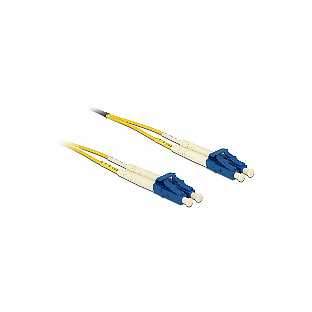 Due cavi in fibra ottica con connettori blu e cavi gialli su sfondo bianco. Un cavo è nero.