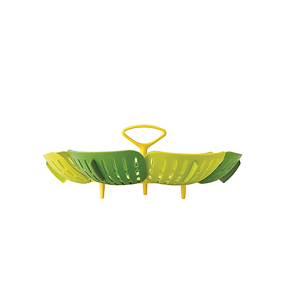 Een gele en groene stoommand staat centraal tegen een witte achtergrond. De mand is open en heeft een handvat.