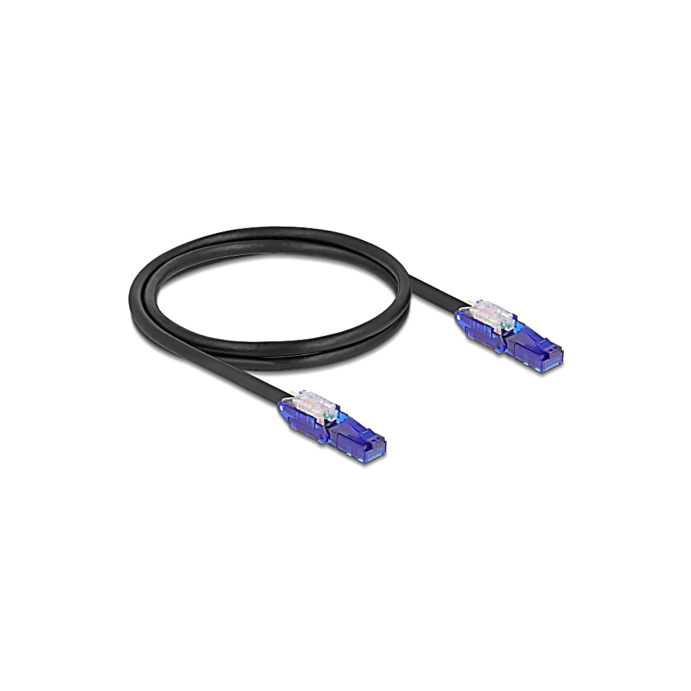 Un cavo Ethernet nero con connettori blu è arrotolato su una superficie bianca. I connettori sono a ciascuna estremità.