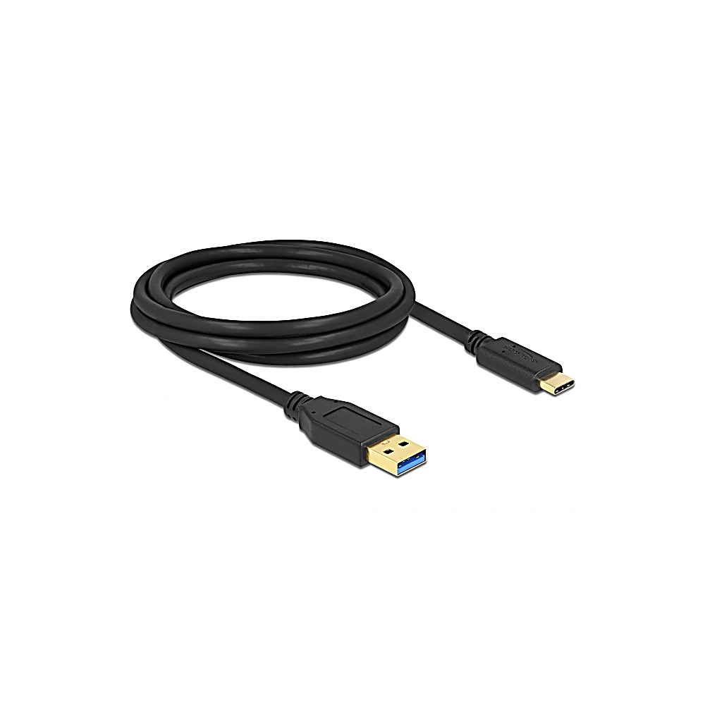 Een zwarte USB-kabel met een USB-A-connector en een USB-C-connector is opgerold op een wit oppervlak.