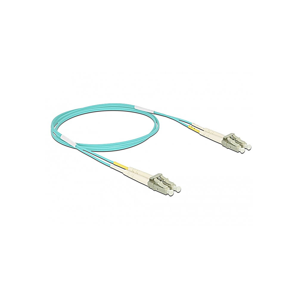 Un cavo in fibra ottica azzurro con connettori ad entrambe le estremità, su una superficie bianca. Lo sfondo è bianco.