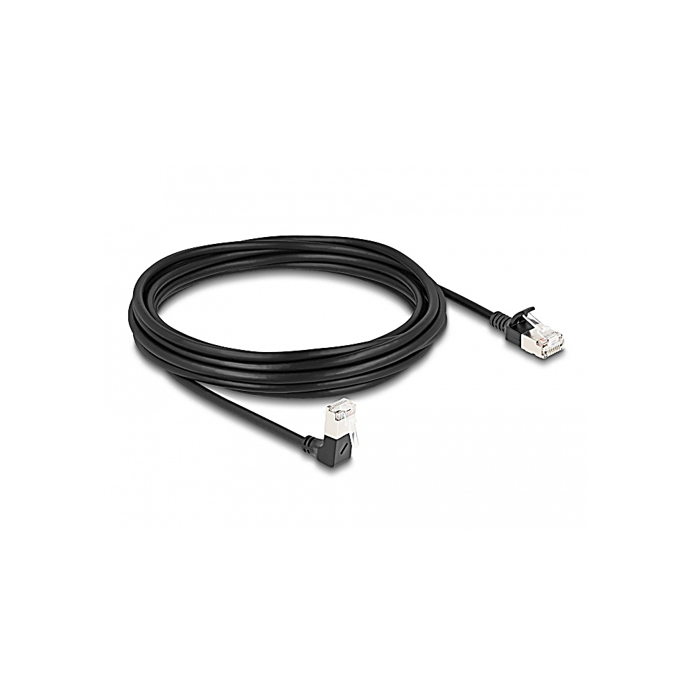 Un cavo Ethernet nero con due connettori trasparenti giace su uno sfondo bianco. Il cavo è arrotolato al centro e si estende verso l'esterno.