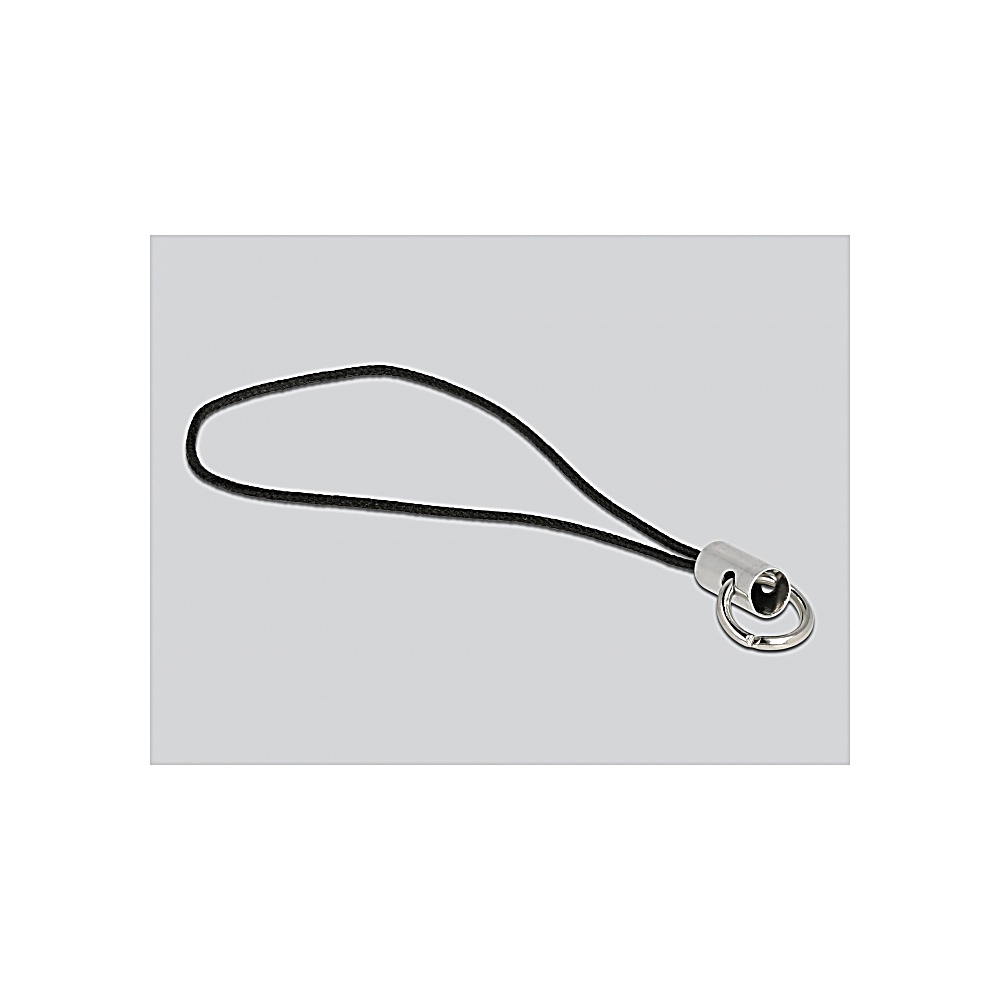 Czarna smycz z metalowym zapięciem i kółkiem, na szarym tle.